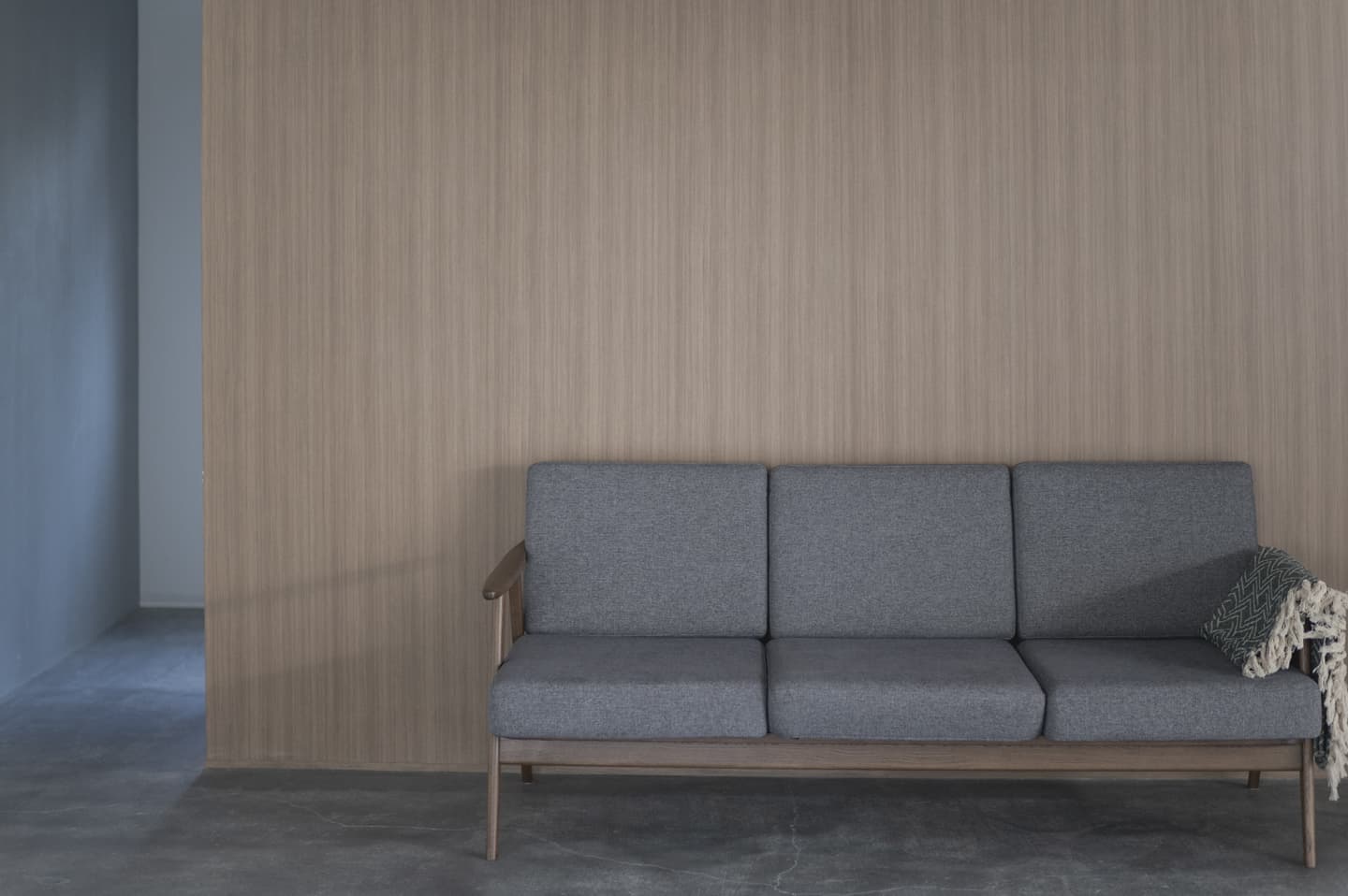 木目の壁とソファー